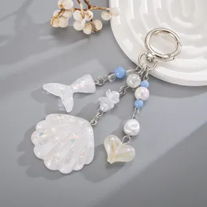 Vue détaillée d'un porte-clés en acrylique sur le thème de l'océan avec coquillage