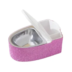 Kreativer Aschenbecher in Toilettenform mit glitzernden rosa Strasssteinen verziert
