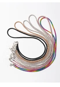 Vue détaillée de cordons de téléphone longs multicolores en strass étincelants