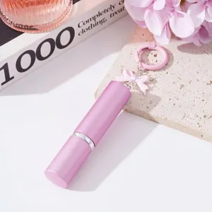 Vista detallada del atomizador de perfume rosa de 5 ml con un lindo llavero de lazo