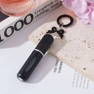 Λεπτομέρεια μαύρου αρωματοποιού 5ml με διακοσμητικό φιόγκο και κρίκο μπρελόκ