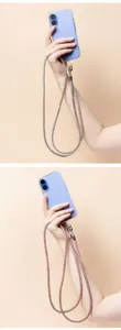 Vue détaillée de longes de téléphone de luxe en strass longs en argent et rose tendre