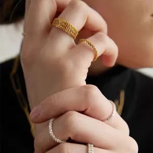 Modische Stapelringe in Gold und Silber mit funkelnder Kettenstruktur für Damen