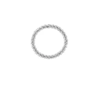 Minimalistischer silberfarbener Kettenring mit glitzernder Textur auf weißem Grund