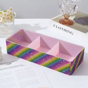 Dettaglio dell'organizzatore per trucchi a 3 scomparti con strass arcobaleno e interno rosa