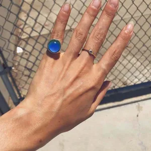 Elegante anillo de humor de estilo de nicho francés con una gran piedra azul para mujer