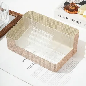 Détail de la boîte de rangement manucure avec ses compartiments et porte-embouts