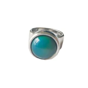 Anillo elegante con piedra que cambia de color de estilo francés para mujer joven