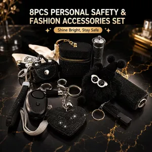 Detailweergave van een luxe 8-delige zwarte strass zelfverdediging sleutelhanger set