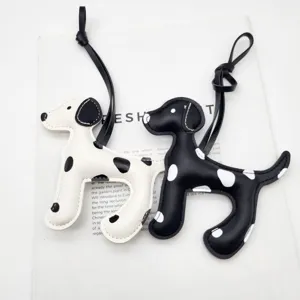 Coppia di ciondoli in pelle a forma di cane dalmata per borse