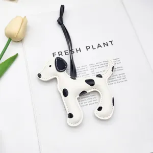 Ciondolo per borsa in pelle a forma di dalmata su sfondo di rivista