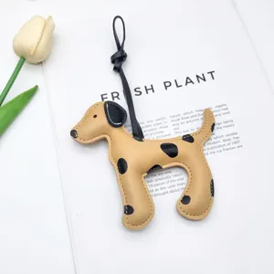 Primo piano del ciondolo per borsa in pelle a forma di cane dalmata con cuciture