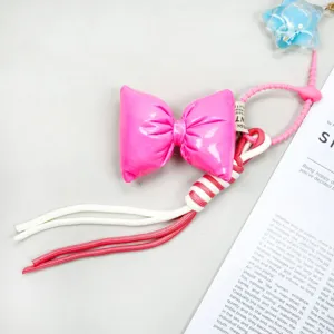 Nahaufnahme eines rosa Leder-Schleifenknoten-Ornaments mit geflochtenem Schlüsselband