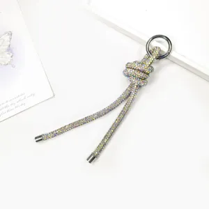 Nahaufnahme eines funkelnden, geknoteten Strass-Anhängers für Taschen oder Telefone