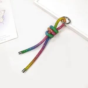 Detailansicht eines handgefertigten Regenbogen-Strassknoten-Anhängers für Taschen
