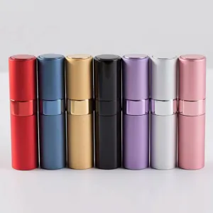 Fila de elegantes frascos de perfume recargables de 8 ml en varios colores metálicos.