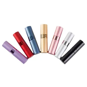 Detalle de siete atomizadores de perfume de 8ml con acabado metálico de colores
