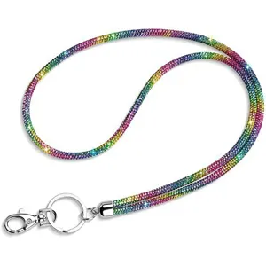 Detailansicht eines funkelnden Regenbogen-Strass-Schlüsselbands mit silbernem Metallclip