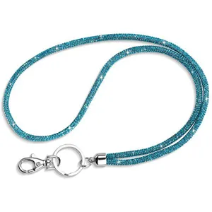 Nahaufnahme eines funkelnden blauen Strass-Lanyards mit silbernem Schlüsselring