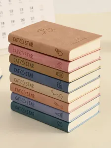 Vista detallada de una pila de cuadernos de bolsillo coloridos, set de papetería A7.