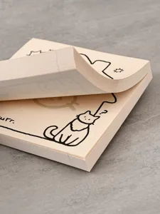Vista di dettaglio del blocco note tema gatto, carta non adesiva per uso scolastico e quotidiano.