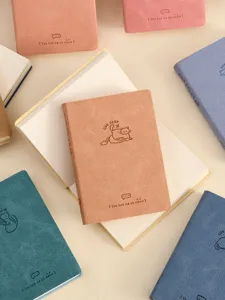 Mini cuaderno de bolsillo A7 portátil con cubierta en relieve de gato para notas diarias.