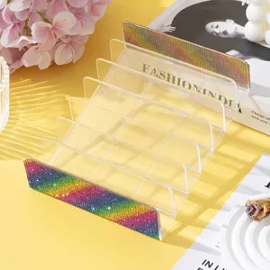 Dettaglio organizer per ombretti in acrilico con strass colorati arcobaleno