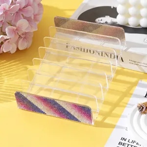 Vista dettagliata degli strass colorati su un organizer per trucco in acrilico a 7 slot