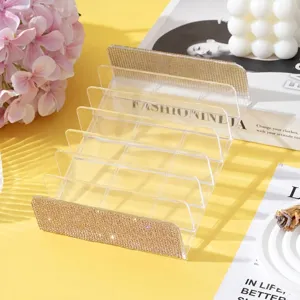 Dettaglio dell'organizer per trucco in acrilico con eleganti strass dorati.