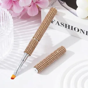 Dettaglio ravvicinato dell'impugnatura con strass su un pennello professionale per nail art