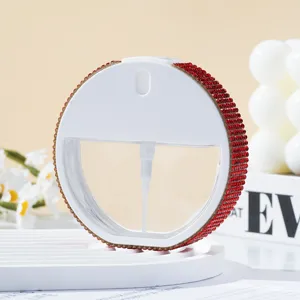 Detalle de una botella de spray circular de 35 ml con adornos de diamantes de imitación rojos