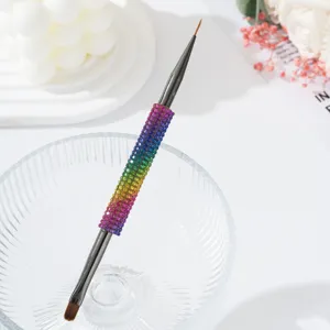 Vista detallada del pincel de nail art de doble punta con diamantes de imitación arcoíris y puntas