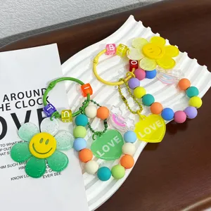 Farbenfroher Schlüsselanhänger mit Sonnenblume, Smiley und herzförmigem Liebesanhänger