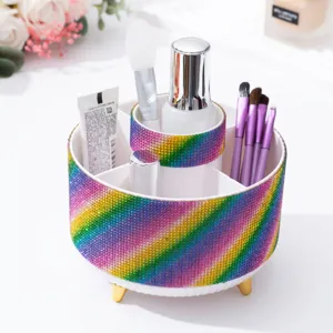 Macro detail van regenboog strass make-up organizer met 5 secties en gouden voetjes.