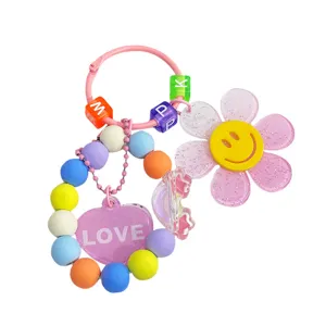 Kreativer bunter Perlen-Schlüsselanhänger mit Smiley-Blume und LOVE-Herz-Anhängern