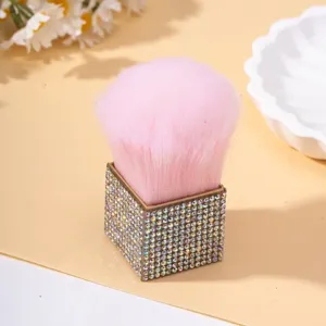 Vue détaillée de la base luxueuse en strass et des poils de pinceau de maquillage rose.
