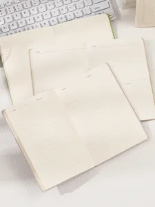 Süßes B6 Notizbuch mit karierten und liniertem Seiten, ideal für tägliches Tagebuch und Notizen.