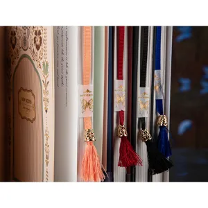 Vista dettagliata del taccuino gotico vintage con segnalibro a nastro e design di cancelleria.