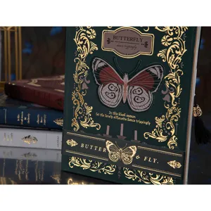 Dettaglio taccuino farfalla vintage gotico, diario verde scuro con lamina oro e fascia carta