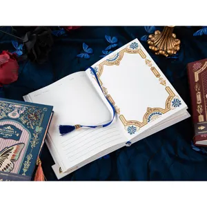 Taccuino diario gotico vintage con farfalla dettagli dorati e segnalibro in nastro elegante.