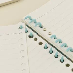 Simpatico quaderno ad anelli con spirale azzurra e carta rigata per studenti e ufficio.