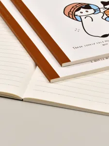 Cahier ligné à couverture rigide B5 avec illustration de chat mignon et dos marron pour élèves.