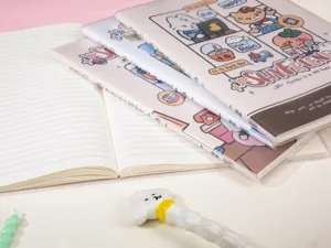 Gros plan sur de mignons carnets à couverture mate givrée ornés d'adorables illustrations.