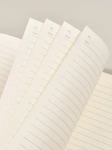 Gros plan détaillé de pages de carnet lignées avec en-têtes de date et numéros, papier.