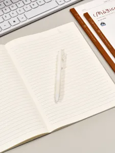 Cahier relie B5 avec pages reglees pour etudes, planifications quotidiennes et notes.