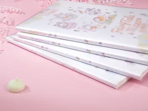 Carnet A5 couverture PVC mat avec illustrations de contes, pages lignées pour étudiants.