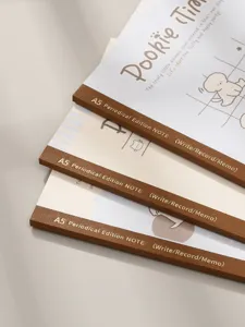 A5 esthetisch schattig notitieboek detailopname, minimalistische kantoorartikelen school.