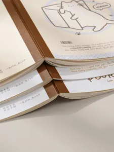 Detailopname van schattige kattennotitieboeken met lijmbinding en hoogwaardige papierpagina's.