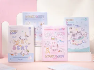 Détails rapprochés de carnets A5 couverture givrée avec jolis motifs de chats mignons style.