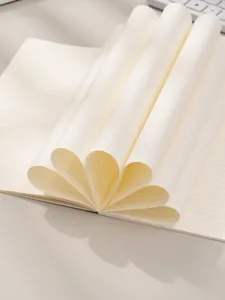 Detalle de páginas de cuaderno con líneas dobladas en elegantes formas de corazón